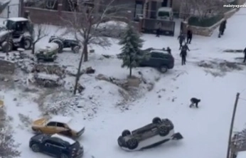 Kayan araç park halindeki aracı devirdi: O anlar kamerada