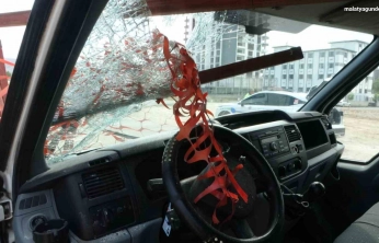 Kazada kafasına demir korkuluk saplanan sürücü kurtarılamadı