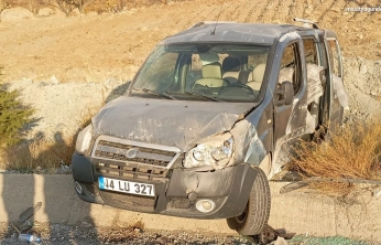 Kontrolden çıkan hafif ticari araç su tahliye kanalına çarptı: 1 yaralı