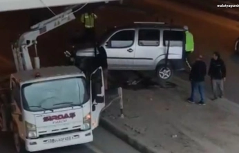 Kontrolden çıkan hafif ticari araç refüje çarptı: 1 yaralı