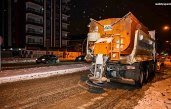 Malatya Büyükşehir Belediyesi karla mücadelede 7/24 sahada