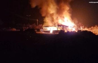 Alevlere teslim olan ev küle döndü