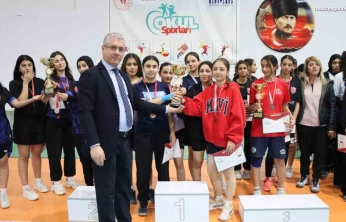Malatya'da badminton ve futsal il şampiyonları kupalarını aldı