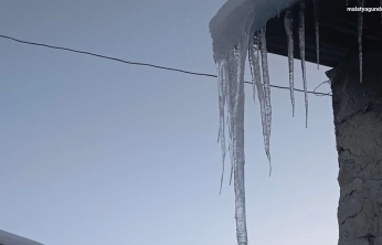 Malatya'da buz sarkıtları metreyle ölçüldü
