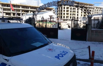 Cami tuvaletinde baygın bulunan genç hastaneye kaldırıldı