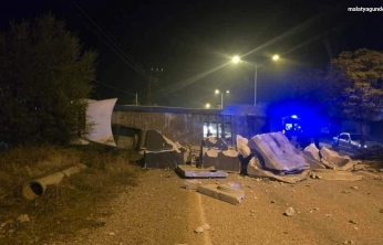 Malatya'da devrilen tır yolu kapattı