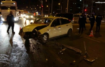 İki aracın çarpıştığı kazada ortalık savaş alanına döndü: 3 yaralı