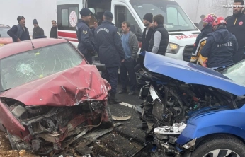 İki otomobil çarpıştı: 5 yaralı