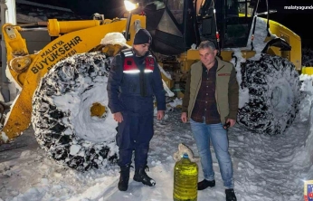 Malatya'da kardan kapanan yollarda ekipler vatandaşların yardımına koştu