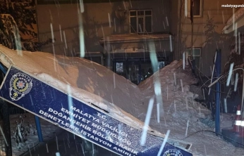 Malatya'da karın ağırlığıyla istasyon amirliğinin surdurması çöktü