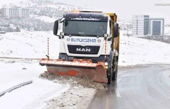 Malatya'da karla mücadele sürüyor