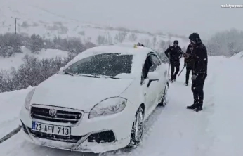 Malatya'da karlı yolda kalan araç ve hasta vatandaşlara büyükşehir ekipleri yetişti