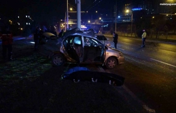 Malatya'da kontrolden çıkan araç trambüs direğine çarptı: 1 ölü 1 ağır yaralı