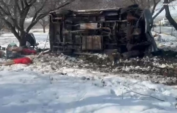 Kontrolden çıkan minibüs kayısı bahçesine uçtu