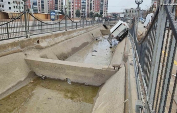 Kontrolden çıkan pikap kanala uçtu