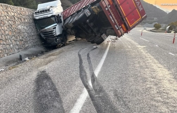 Kontrolden çıkan tır istinat duvarına çarptı: 1 yaralı