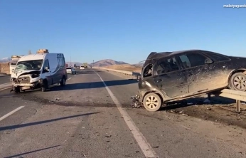Malatya'da minibüs ile otomobil çarpıştı: 1'i ağır 3 yaralı
