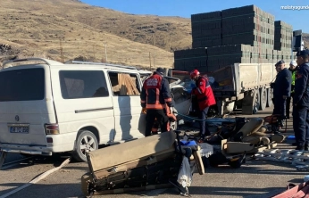 Malatya'da tır ile minibüs çarpıştı: 3 ölü