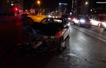 Malatya'da tır ile otomobil çarpıştı: 3 yaralı