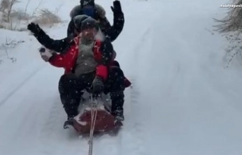 Traktör arkasında karda sörf' yaptılar hem eğlenceli hem de tehlikeli anlar yaşadılar