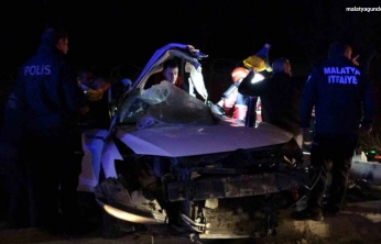 Malatya'da trambüs direğine çarpan araç kağıt gibi dağıldı: 1'i ağır 2 yaralı