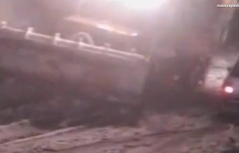 Malatya'da yoğun kar yağışı etkili oldu, çok sayıda araç yolda kaldı