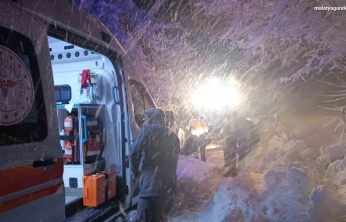 Malatya'da yolda mahsur kalan vatandaşları belediye ekipleri kurtardı