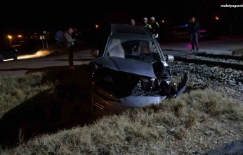 Yük treni hemzemin geçitte otomobile çarptı: 5 yaralı