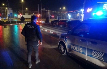 Silahla yaralayıp aracına aldığı şahsı yol kenarına atıp kaçtı