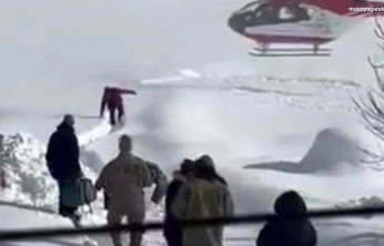 Yolu kapalı mahallede hastalanan bebek, helikopterle hastaneye ulaştırıldı