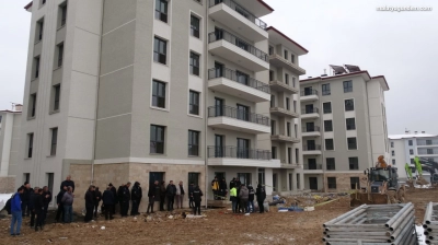 Balkondan atlayan şahıs hayatını kaybetti