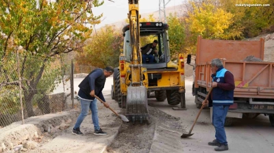 Battalgazi Belediyesi Çamurlu Mahallesi'nde asfalt yama çalışması yaptı