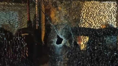 Çok sayıda yolcunun bulunduğu otobüse silahlı saldırı anı kamerada