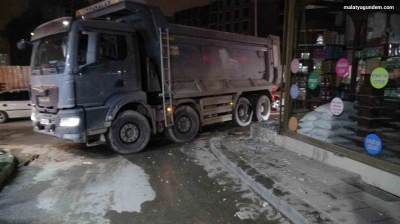 Hafriyat kamyonunun patlayan lastiği iş yerinin camlarını kırdı