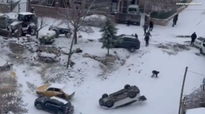 Kayan araç park halindeki aracı devirdi