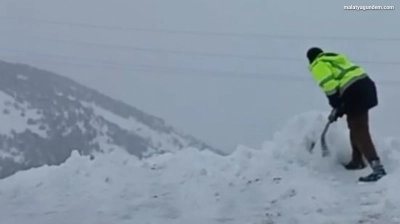 2 bin rakımda dam üstlerinde kar mesaisi