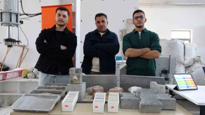 Deprem enkazı beton yola dönüştü