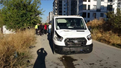 Kamyonet ile elektrikli bisiklet çarpıştı: 2 yaralı