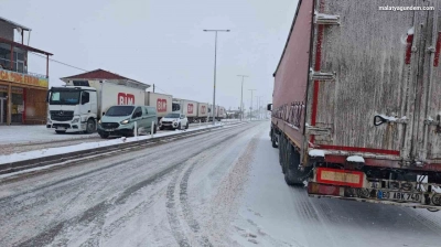 Kar yağışı ulaşımı aksattı