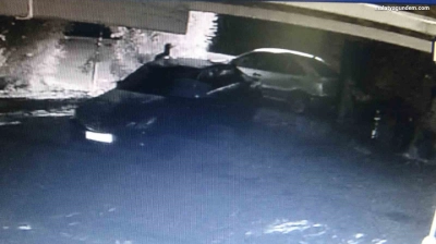 Oto hırsızlığı girişimi kameraya yansıdı