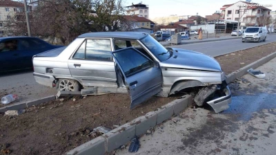 Temizlik aracı ile çarpışan araç refüje çıktı