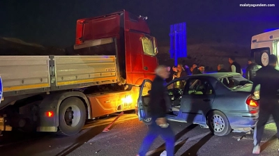 Malatya'da tır otomobille çarpıştı: 2 yaralı
