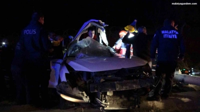 Trambüs direğine çarpan araç kağıt gibi dağıldı: 1'i ağır 2 yaralı