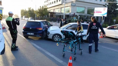 İki otomobil çarpıştı  1 kişi yaralandı