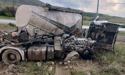 Doğanşehir'de tanker tarlaya devrildi, sürücü yaralandı