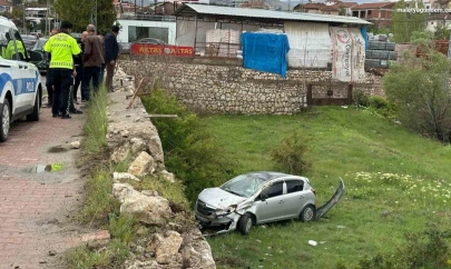 İstinat duvarına çarpan araç bahçeye uçtu: 2 yaralı
