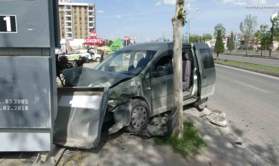 Kontrolden çıkan hafif ticari araç akaryakıt istasyonuna daldı