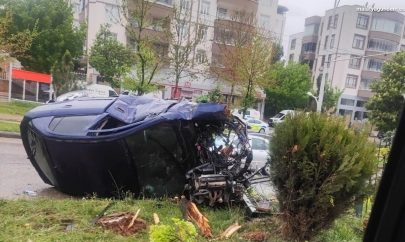 Kontrolden çıkan otomobil refüje çarptı: 2 yaralı