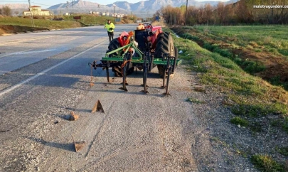 Traktöre arkadan çarpan otomobilde sürücü yaralandı
