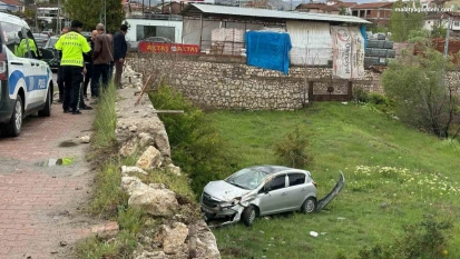 İstinat duvarına çarpan araç bahçeye uçtu: 2 yaralı